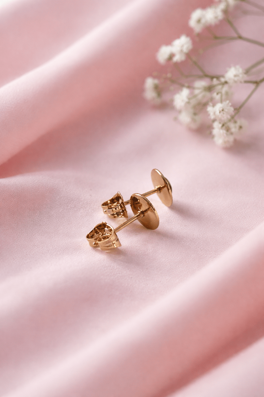 Apzeltīti nagliņu auskari ar melnu akcentu - 18k - apzeltita - rotas