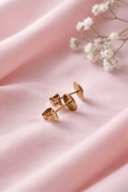 Apzeltīti nagliņu auskari ar melnu akcentu - 18k - apzeltita - rotas