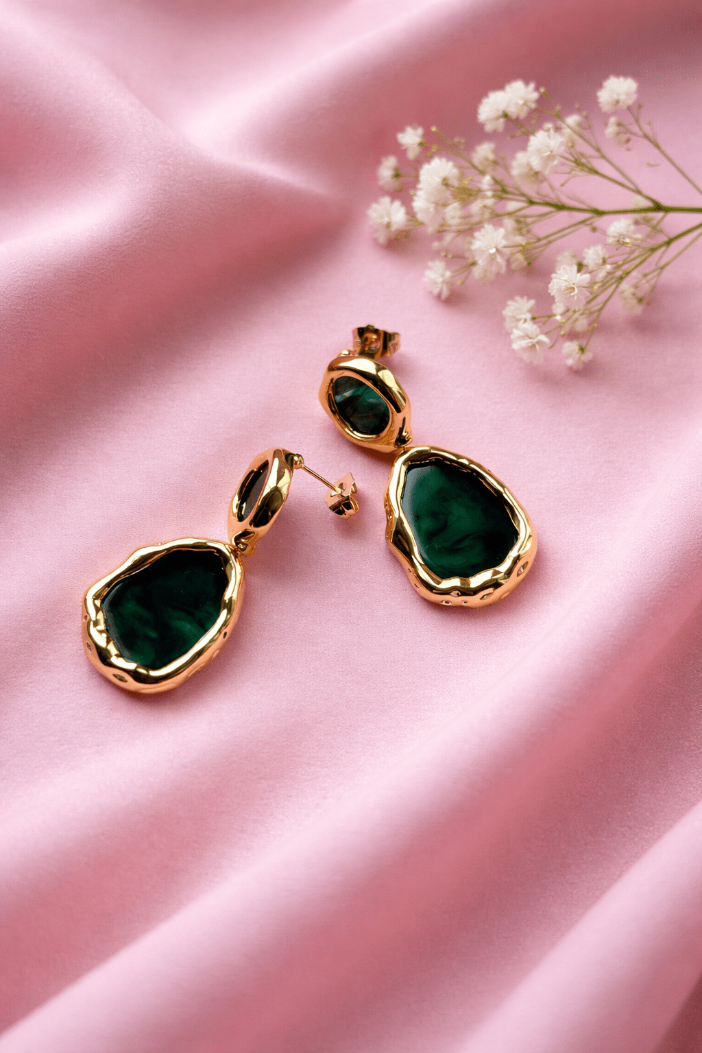 Apzeltīti nagliņu auskari ar zaļu marmora akcentu - 18k - apzeltita - rotas