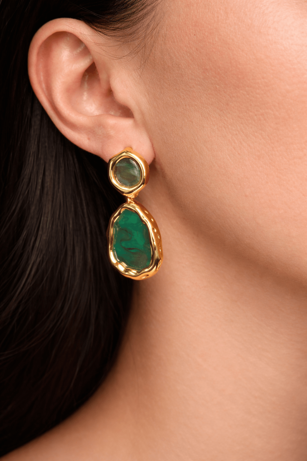 Apzeltīti nagliņu auskari ar zaļu marmora akcentu - 18k - apzeltita - rotas