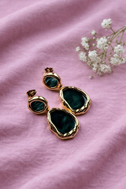 Apzeltīti nagliņu auskari ar zaļu marmora akcentu - 18k - apzeltita - rotas