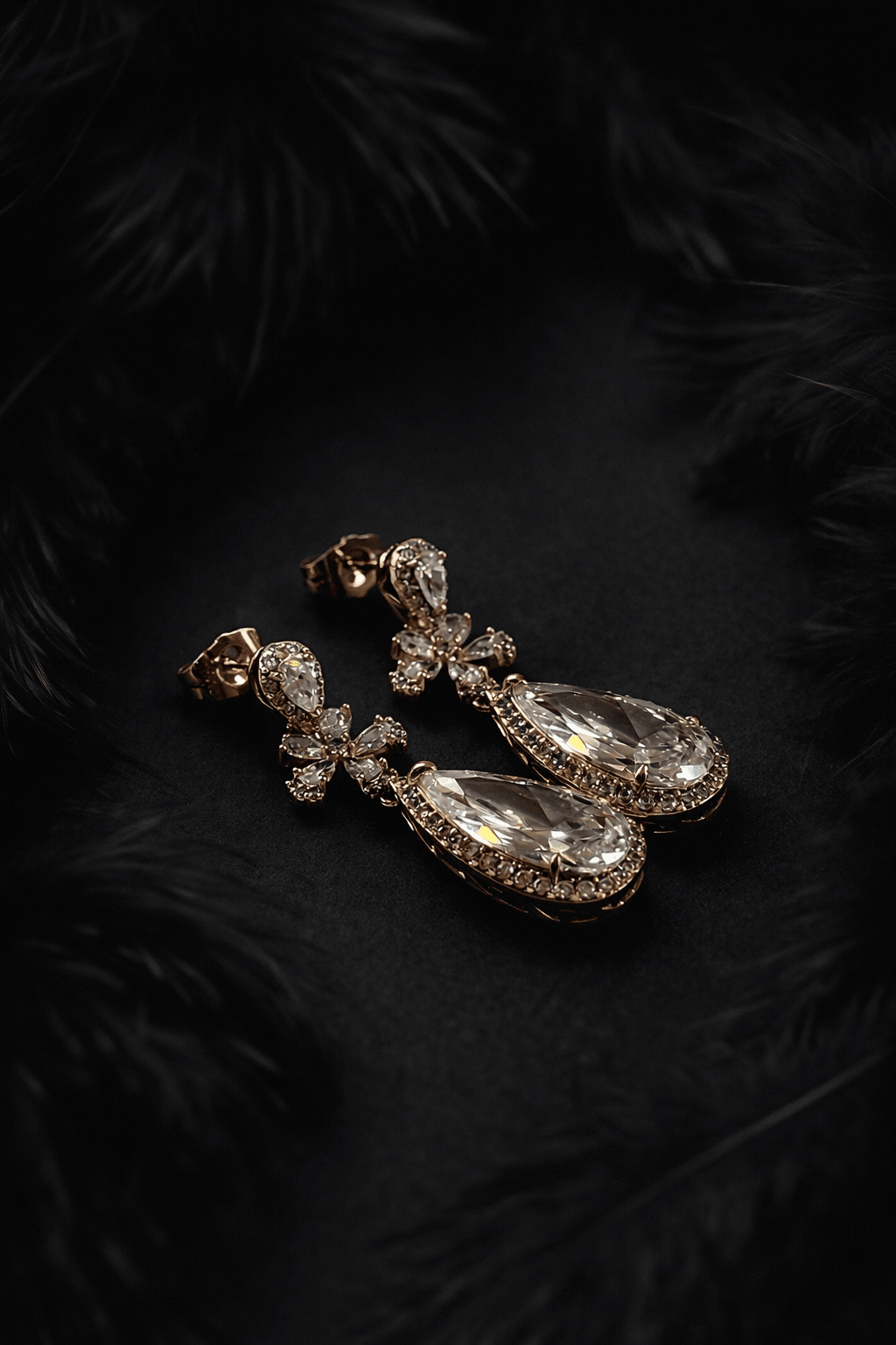 Apzeltīti nokareni auskari ar lielu lāsveida cirkoniju - 18k - apzeltita - rotas