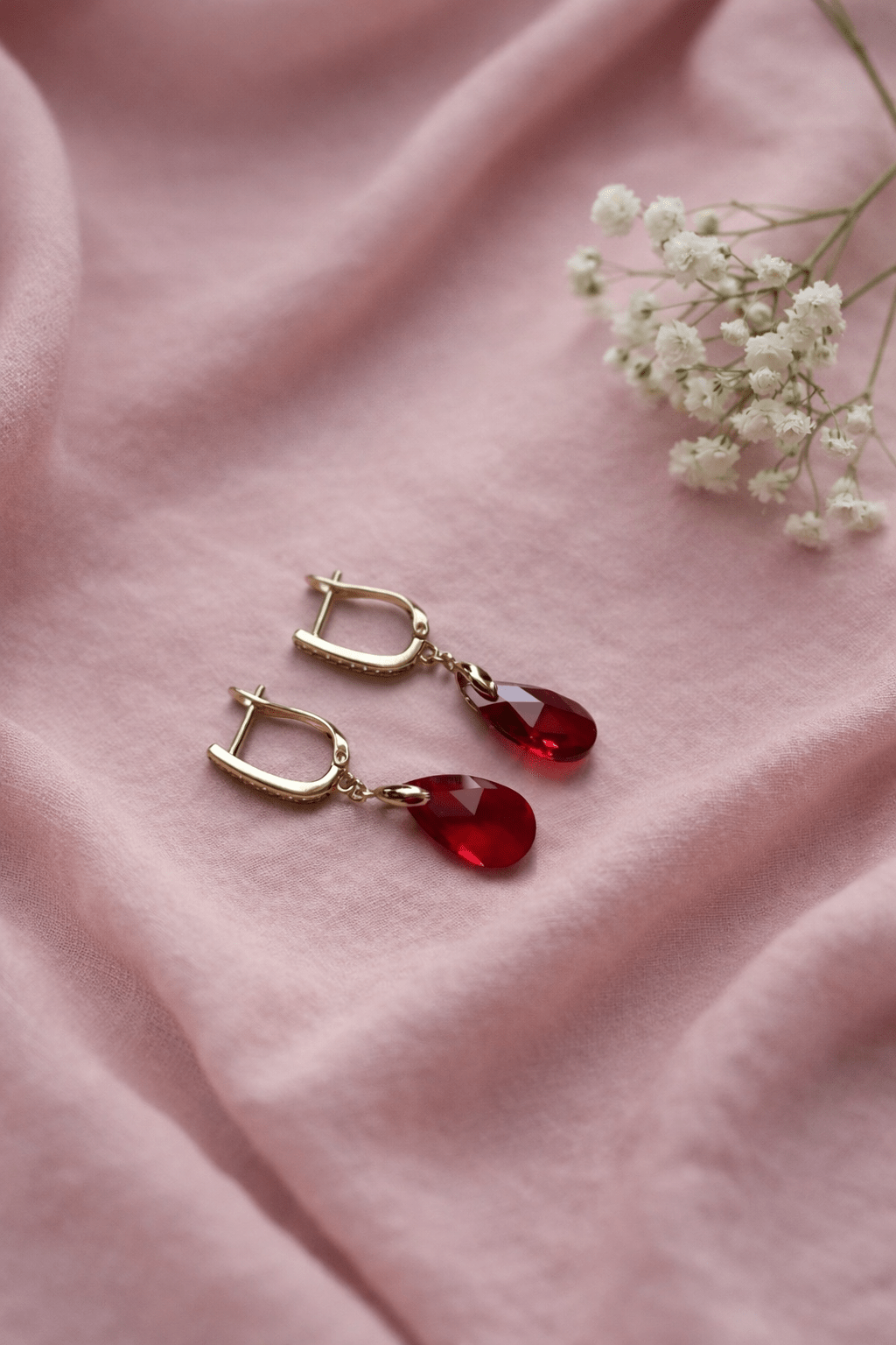 Apzeltīti nokareni auskari ar sarkanu kristālu - 18k - apzeltita - rotas