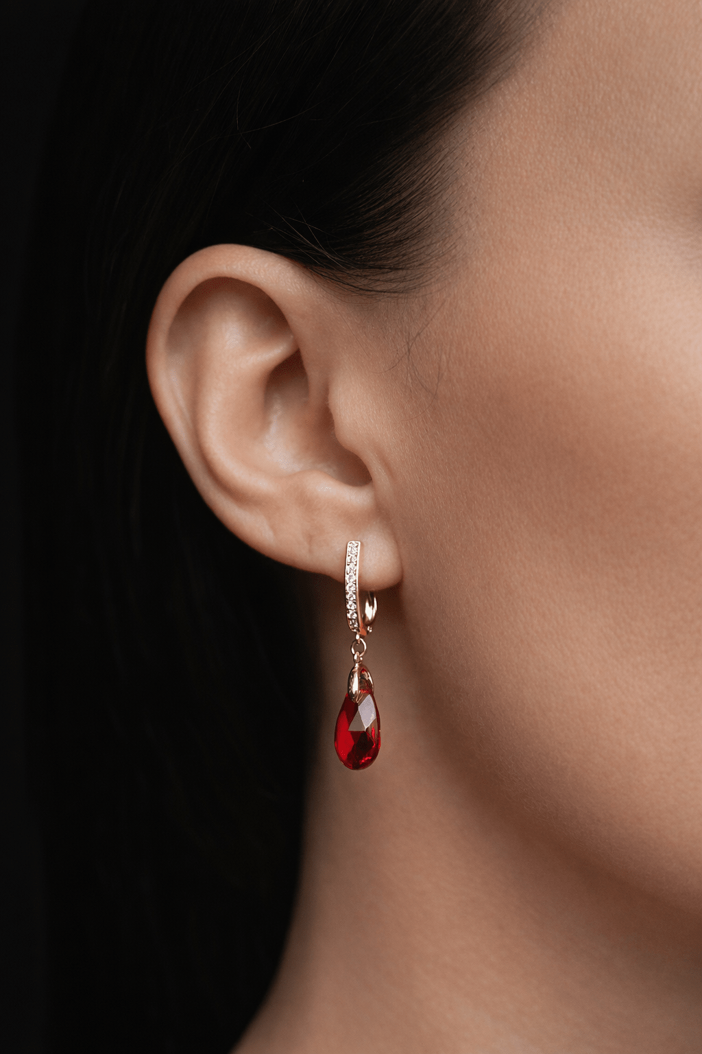 Apzeltīti nokareni auskari ar sarkanu kristālu - 18k - apzeltita - rotas