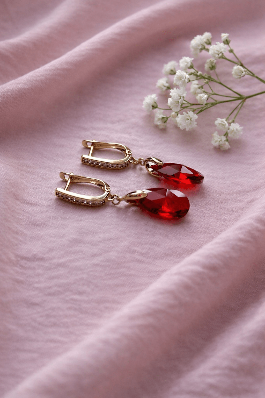 Apzeltīti nokareni auskari ar sarkanu kristālu - 18k - apzeltita - rotas