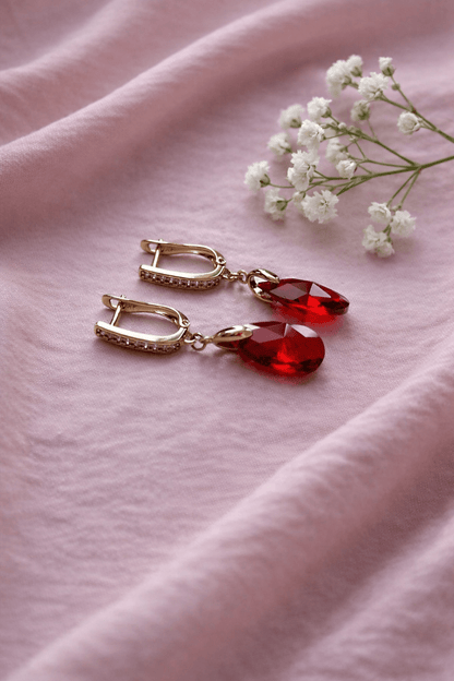 Apzeltīti nokareni auskari ar sarkanu kristālu - 18k - apzeltita - rotas