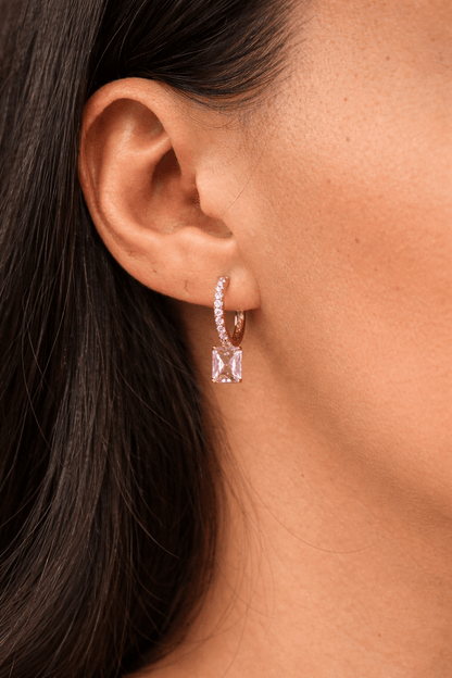 Apzeltīti riņķīši ar karājamu rozā kristālu un cirkonijiem - 18k - apzeltita - rotas