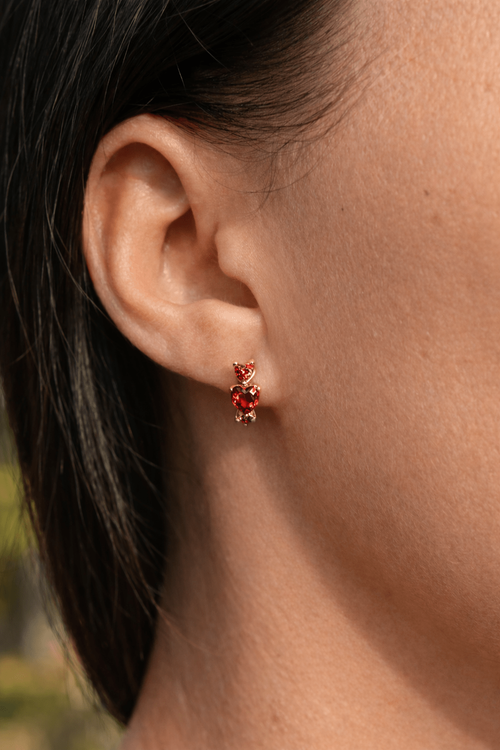 Apzeltīti riņķīši ar sarkanām sirsniņām - 18k - apzeltita - rotas