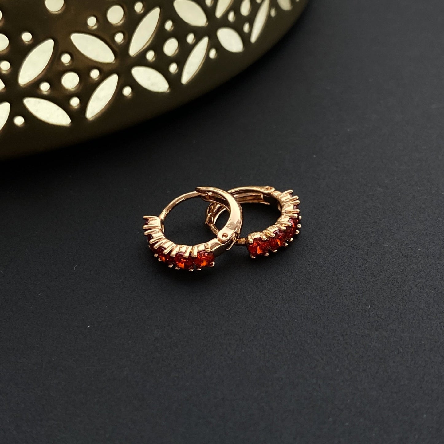 Apzeltīti riņķīši ar sarkaniem kristāliem - 18k - apzeltita - rotas