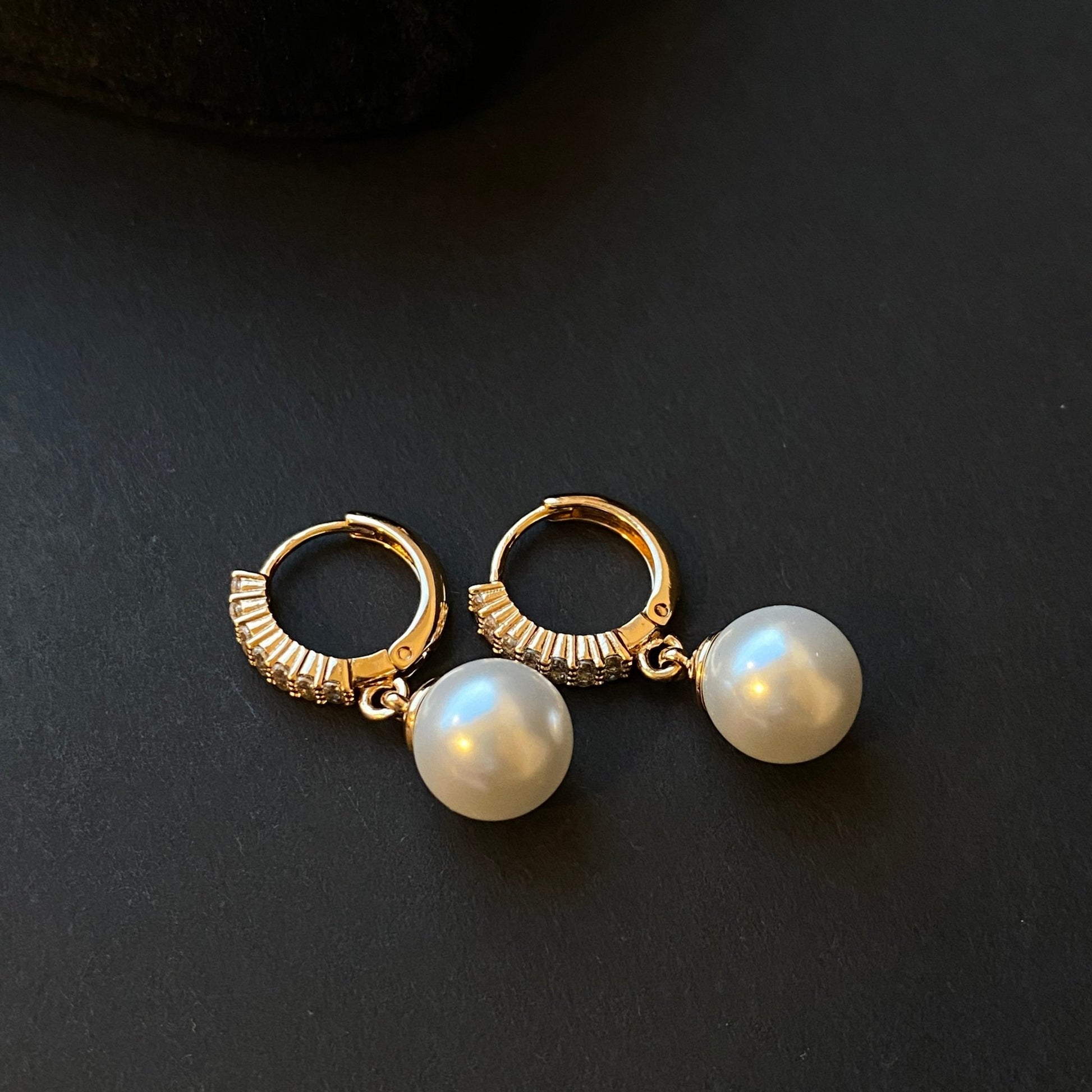 Apzeltīti riņķīšu auskari ar pērlēm un kristāliem – apzeltītas rotaslietas | Tavas Rotas