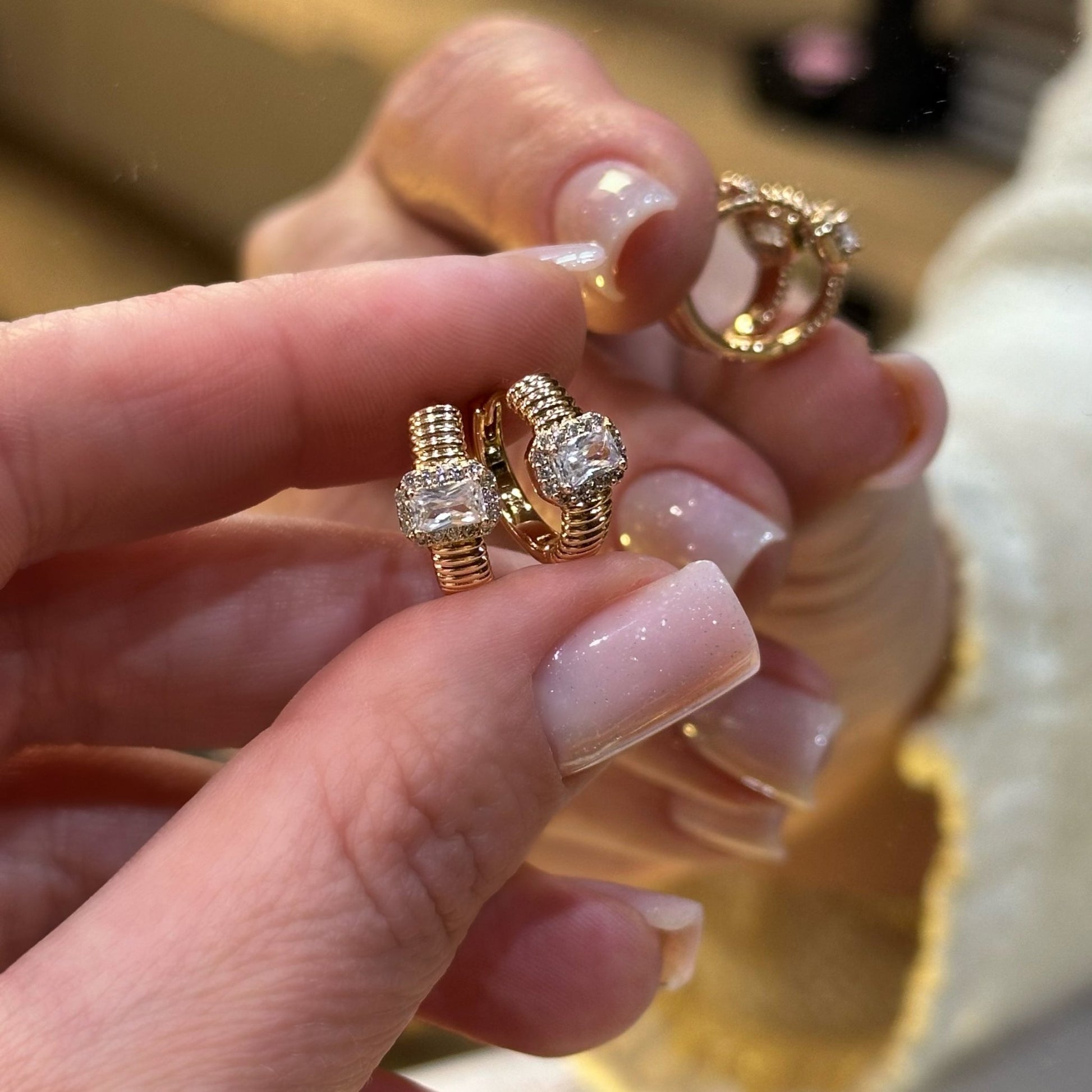 Apzeltīti riņķīšu auskari ar taisnstūra cirkoniju