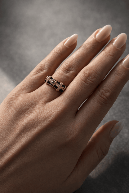 Apzeltīts gredzens ar melnu emalju un sprādzes dizainu - 18k - apzeltita - rotas