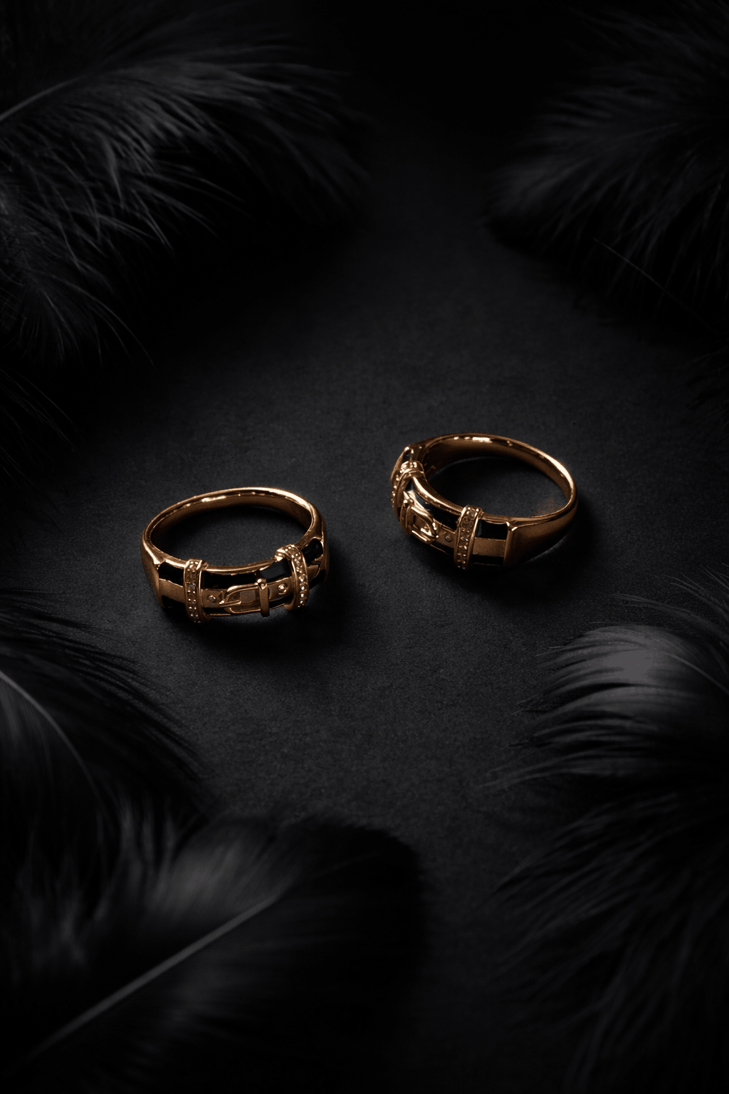 Apzeltīts gredzens ar melnu emalju un sprādzes dizainu - 18k - apzeltita - rotas