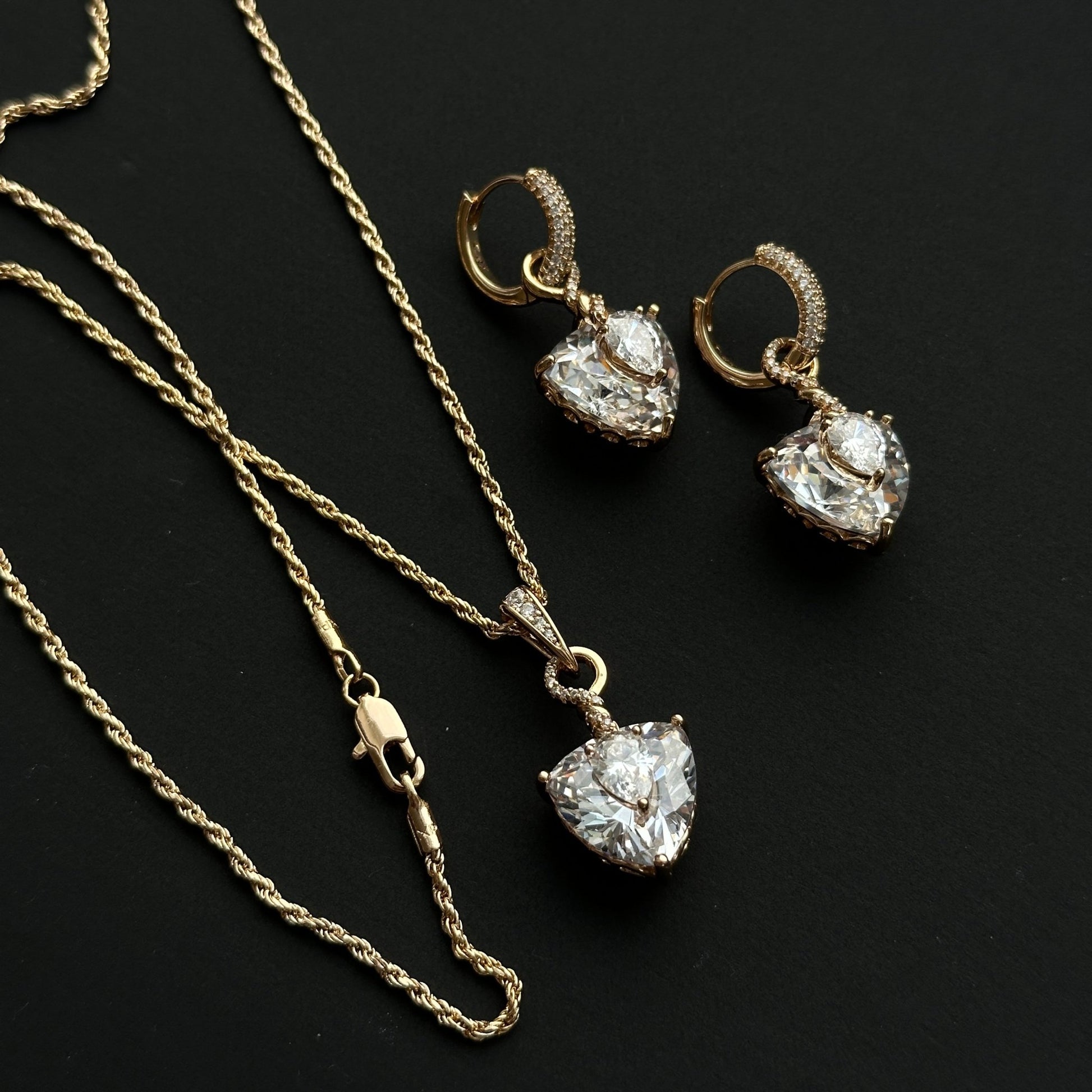 Apzeltīts komplekts ar baltām kristāla sirsniņām - kaklarota un 2 - in - 1 auskari - 18k - apzeltita - rotas