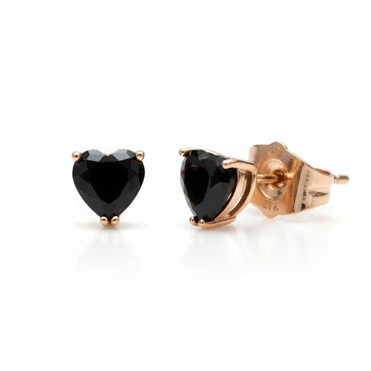 Black Heart – Apzeltīti nagliņauskari ar melnu cirkoniju – apzeltītas rotaslietas | Tavas Rotas