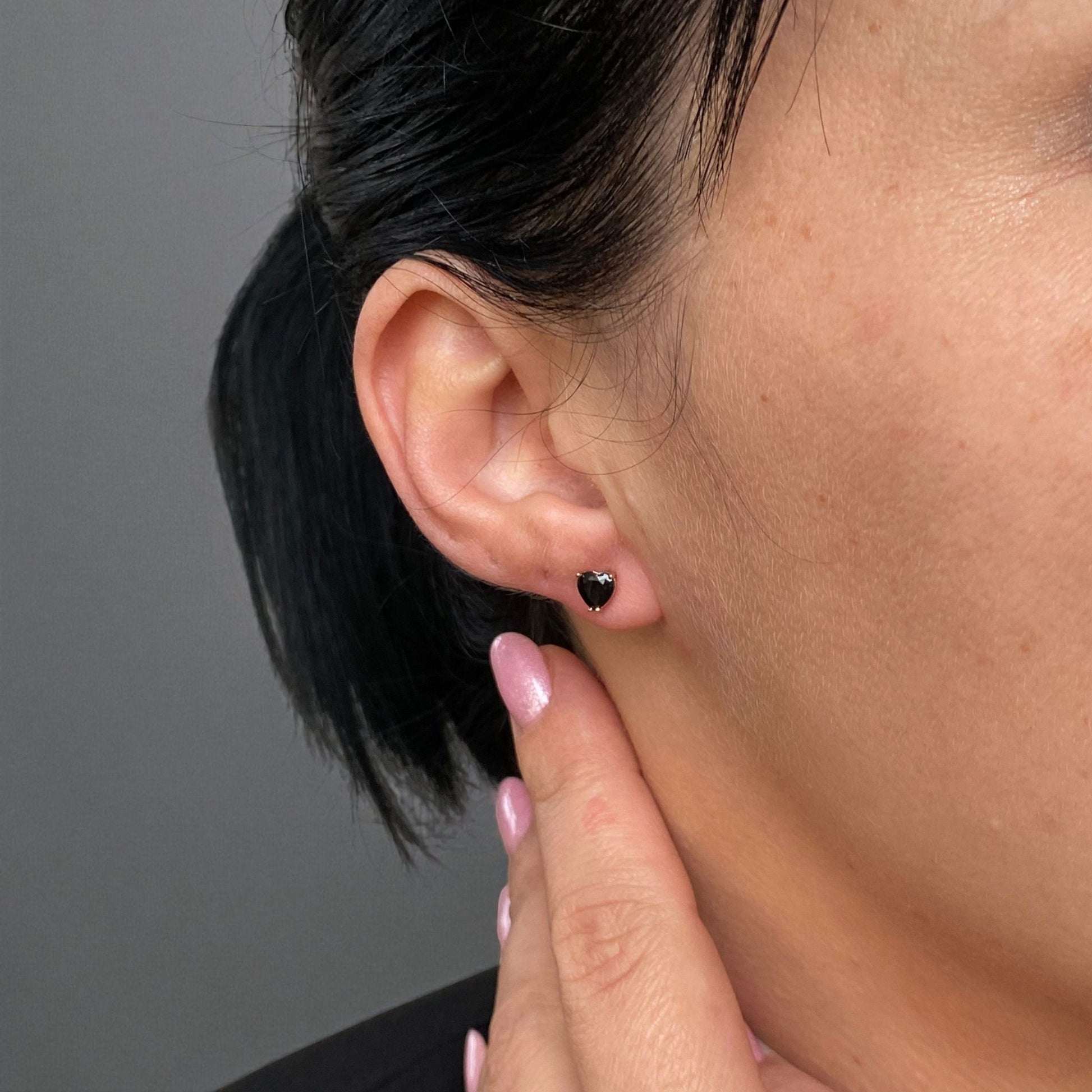 Black Heart – Apzeltīti nagliņauskari ar melnu cirkoniju – apzeltītas rotaslietas | Tavas Rotas