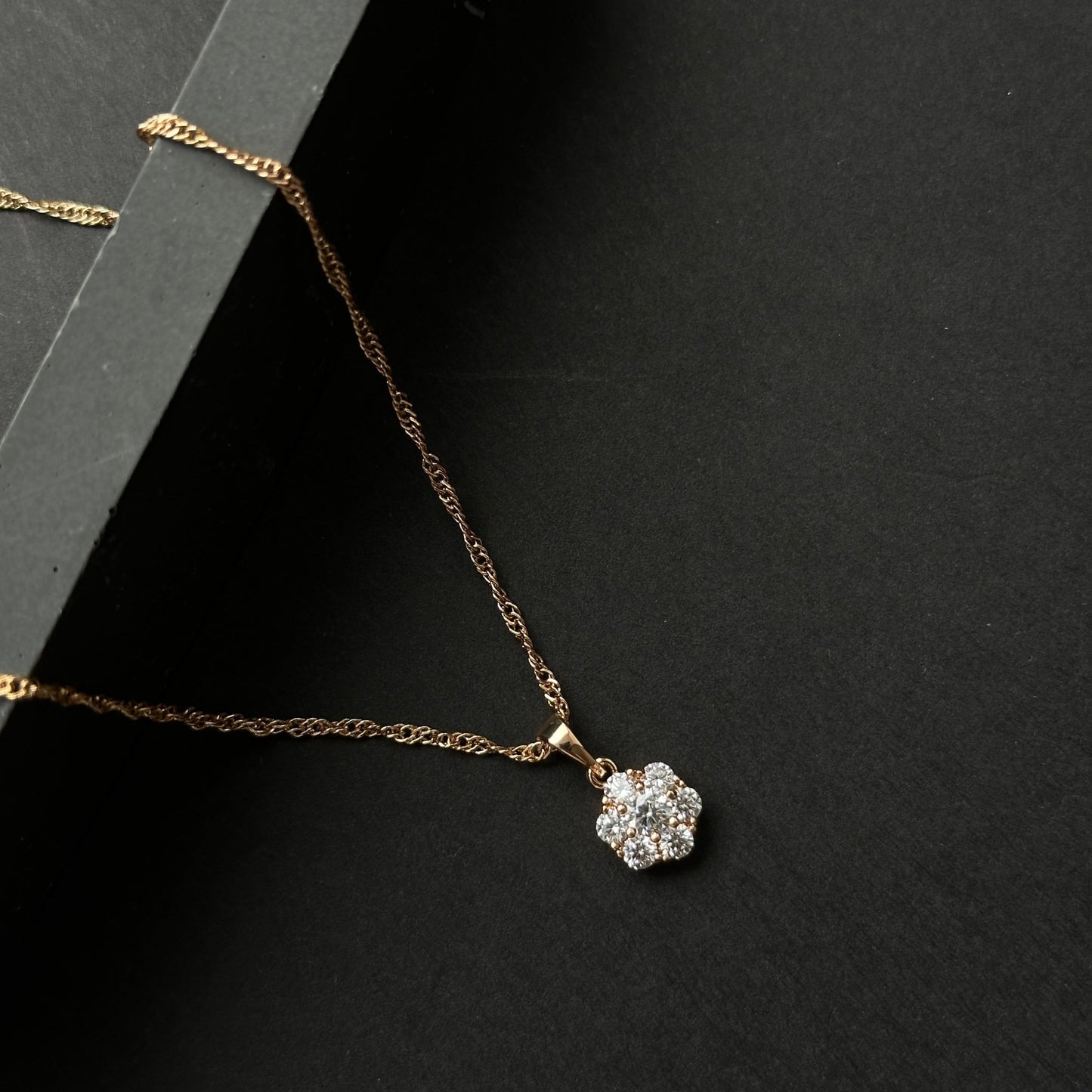 Crystal Bloom – Apzeltīta kaklarota ar zieda kulonu – apzeltītas rotaslietas | Tavas Rotas