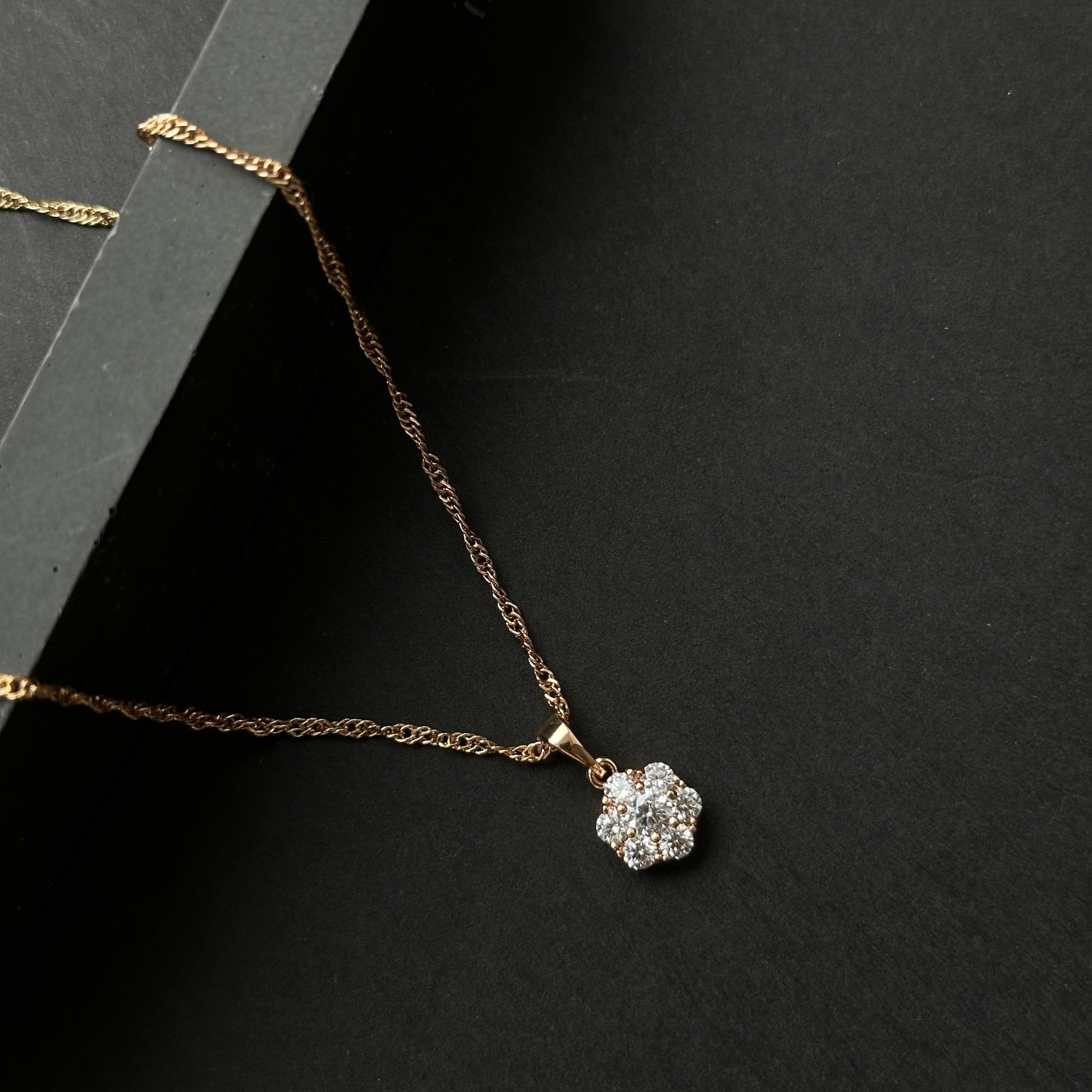 Crystal Bloom – Apzeltīta kaklarota ar zieda kulonu – apzeltītas rotaslietas | Tavas Rotas
