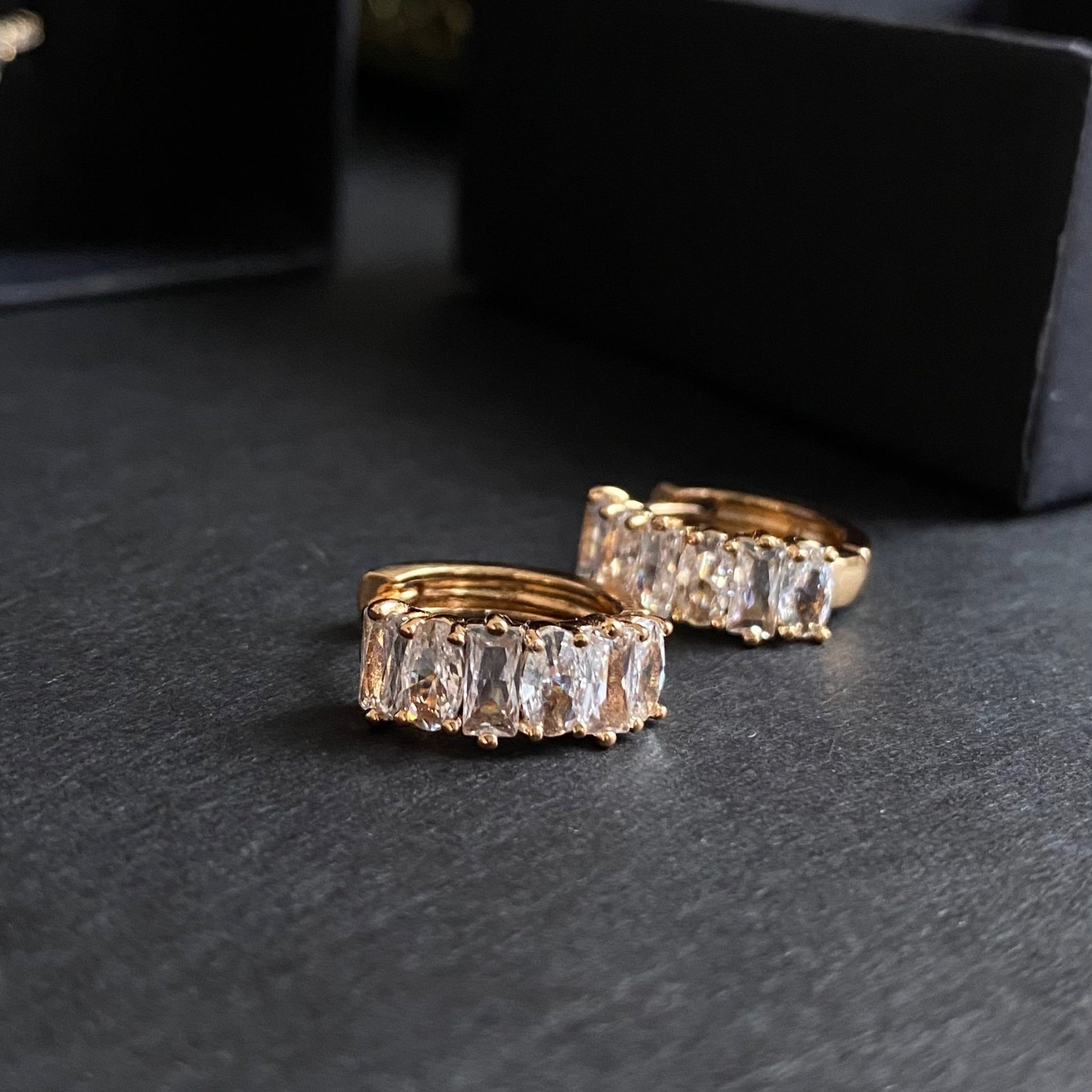 Crystal Line – Apzeltīti auskari ar cirkonijiem – apzeltītas rotaslietas | Tavas Rotas