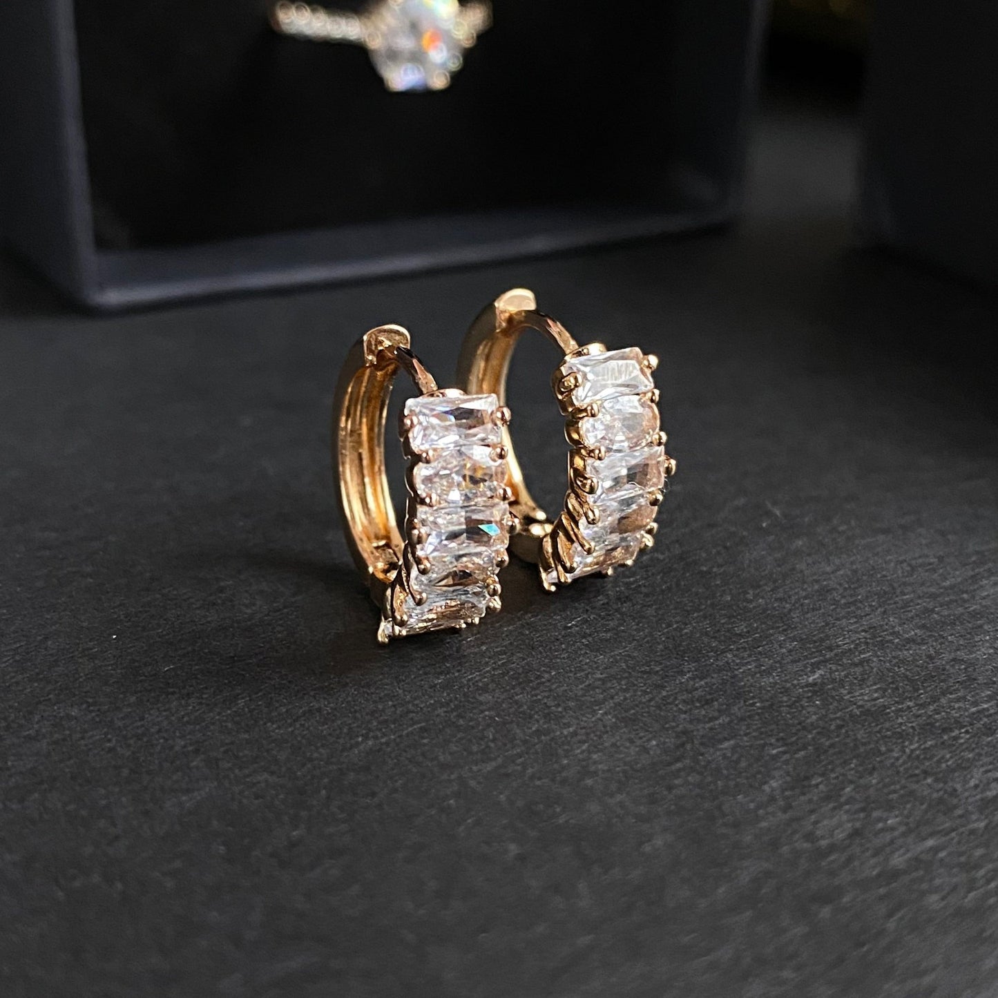 Crystal Line – Apzeltīti auskari ar cirkonijiem – apzeltītas rotaslietas | Tavas Rotas