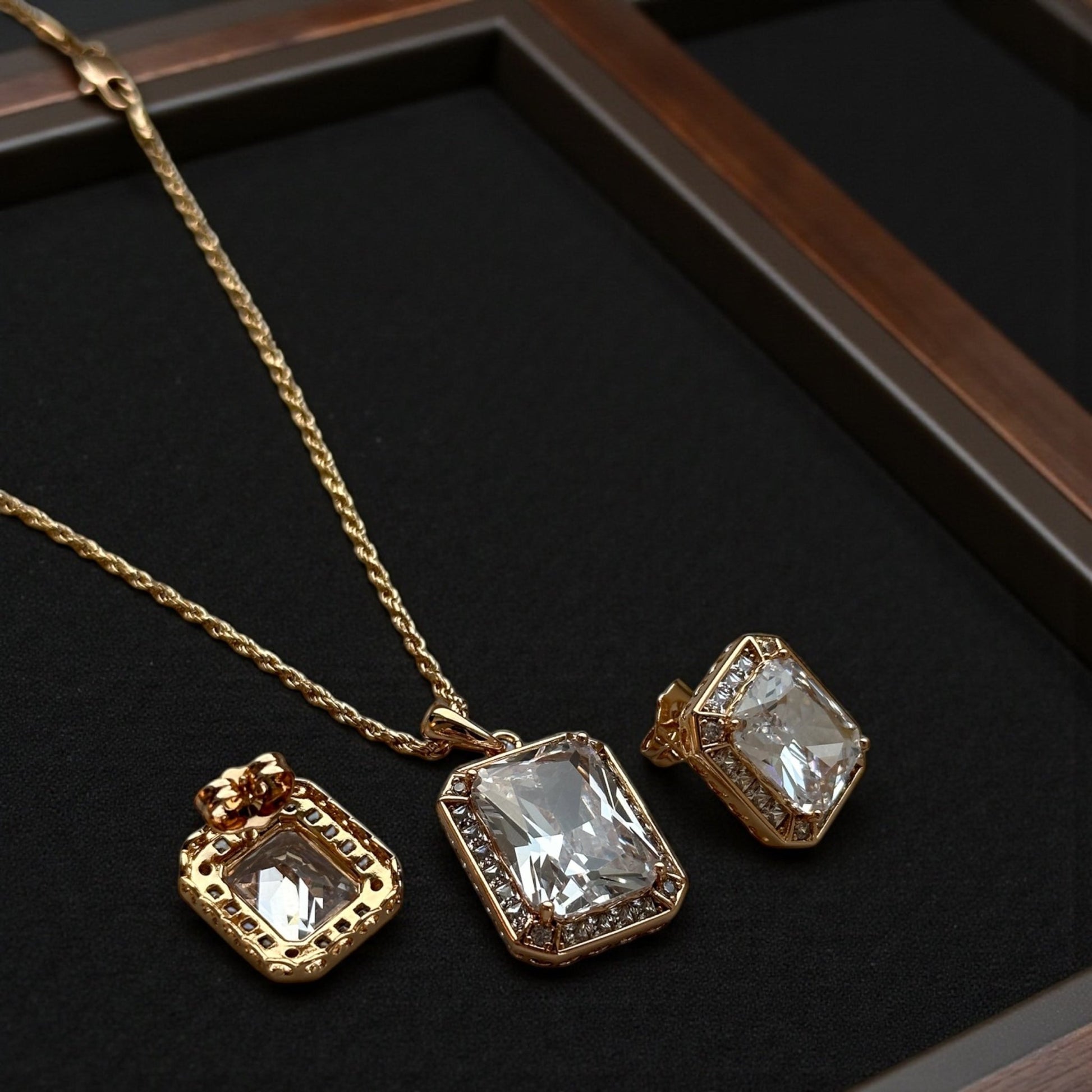 Diamond Luxe – apzeltīts rotu komplekts ar dzidru kristālu - 18k - apzeltita - rotas