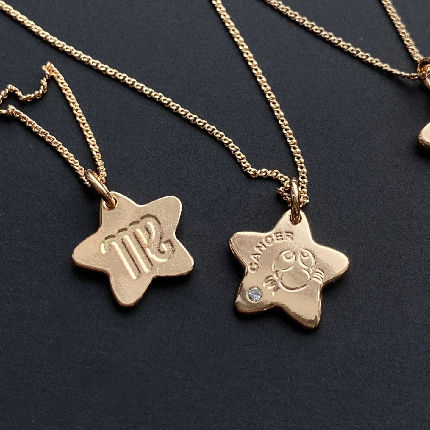 Divpusēja horoskopa kaklarota ar cirkoniju - 18k - apzeltita - rotas