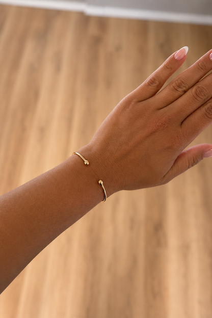 Tija – 18k apzeltīta bangle rokassprādze ar bumbiņu galiem
