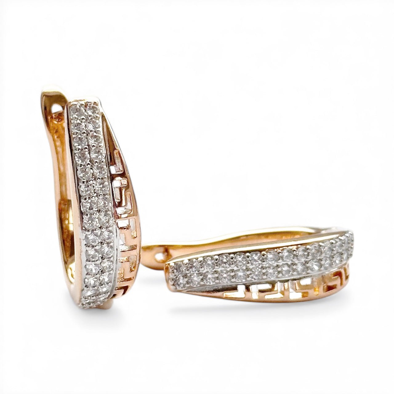 Elara – Apzeltīti auskari ar cirkoniju un angļu aizdari – apzeltītas rotaslietas | Tavas Rotas