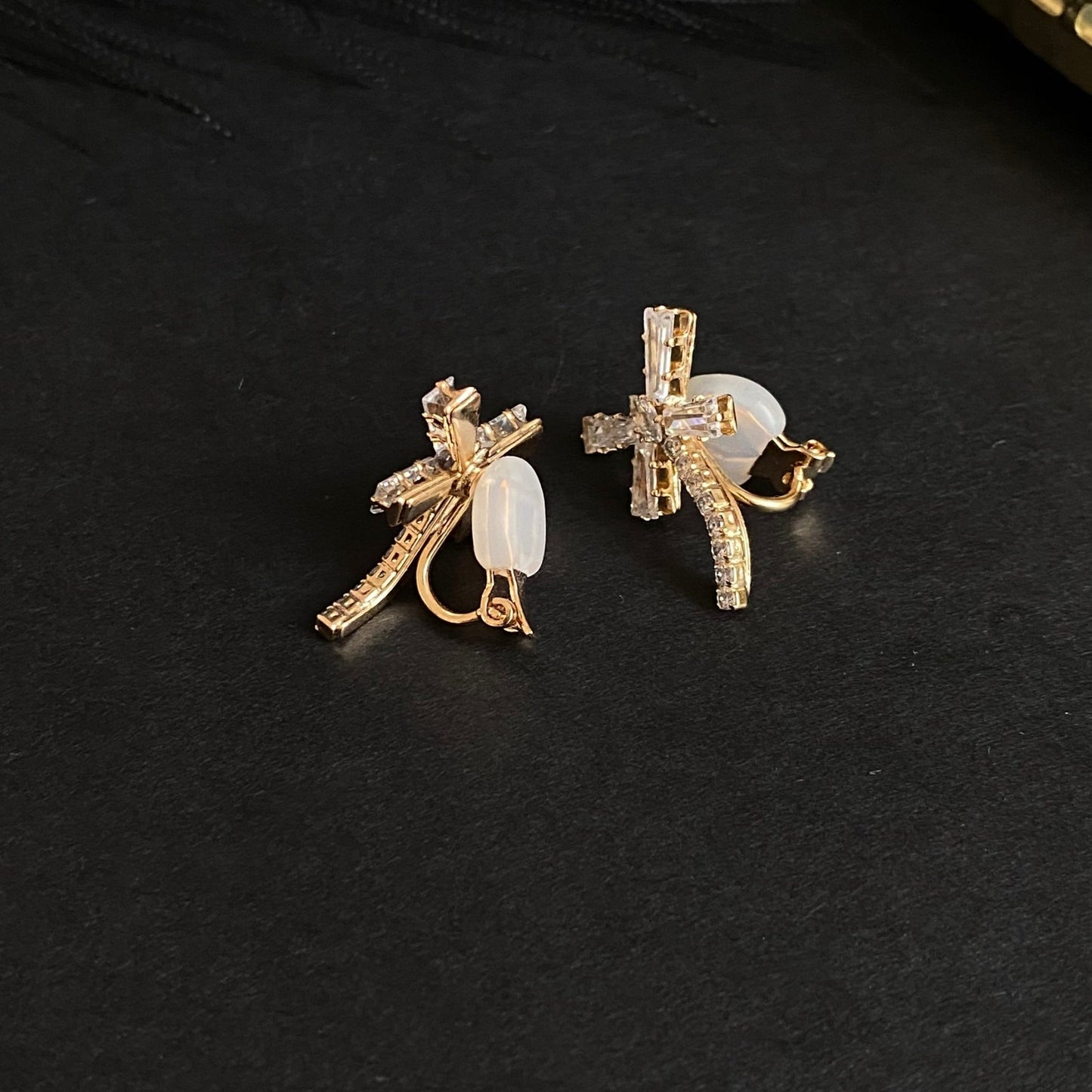 Golden Dragonfly – Apzeltīti klipši ar cirkonijiem – apzeltītas rotaslietas | Tavas Rotas