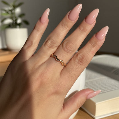 Golden Wave Mini – Smalks gredzens ar kristāliem – apzeltītas rotaslietas | Tavas Rotas