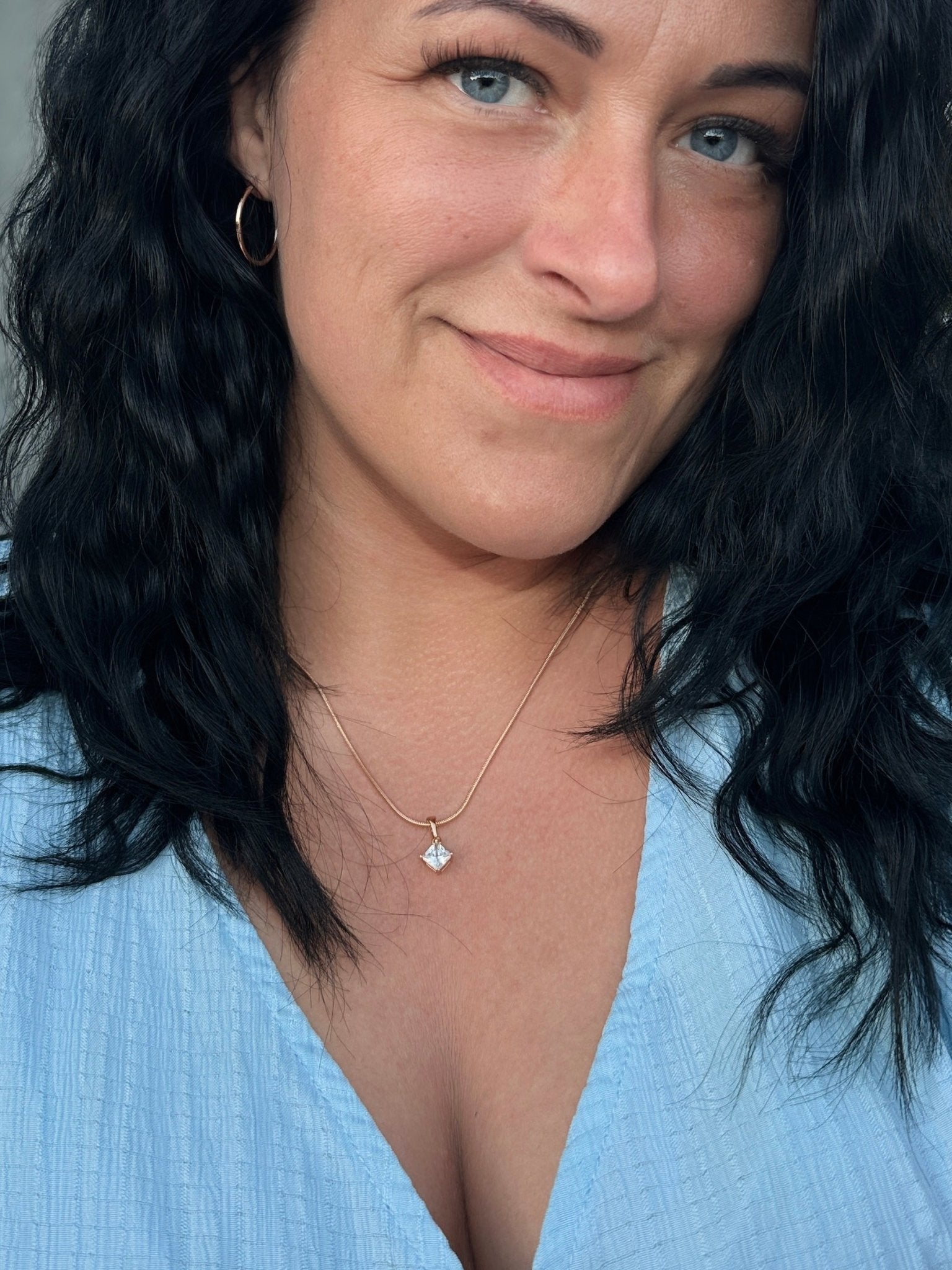 Ilze – 18k apzeltīta kaklarota ar kubiskā cirkonija kulonu apzeltītas rotaslietas sievietēm