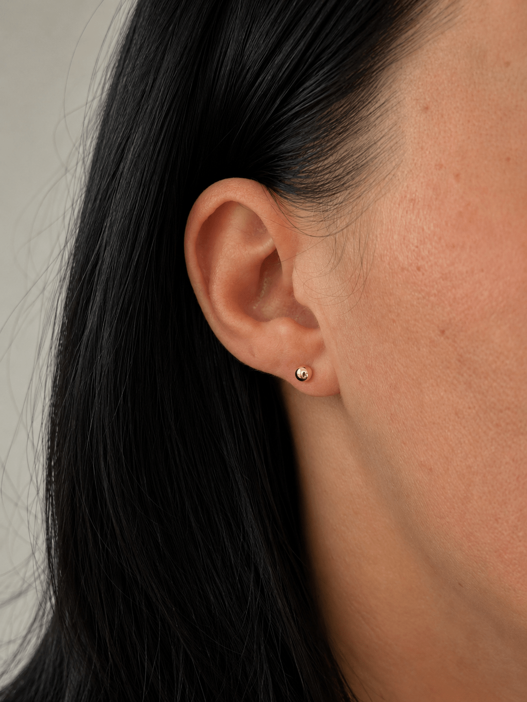 Inese – 18k paauksuoti auskarai su kamuoliuku (4mm) paauksuoti moteriški papuošalai