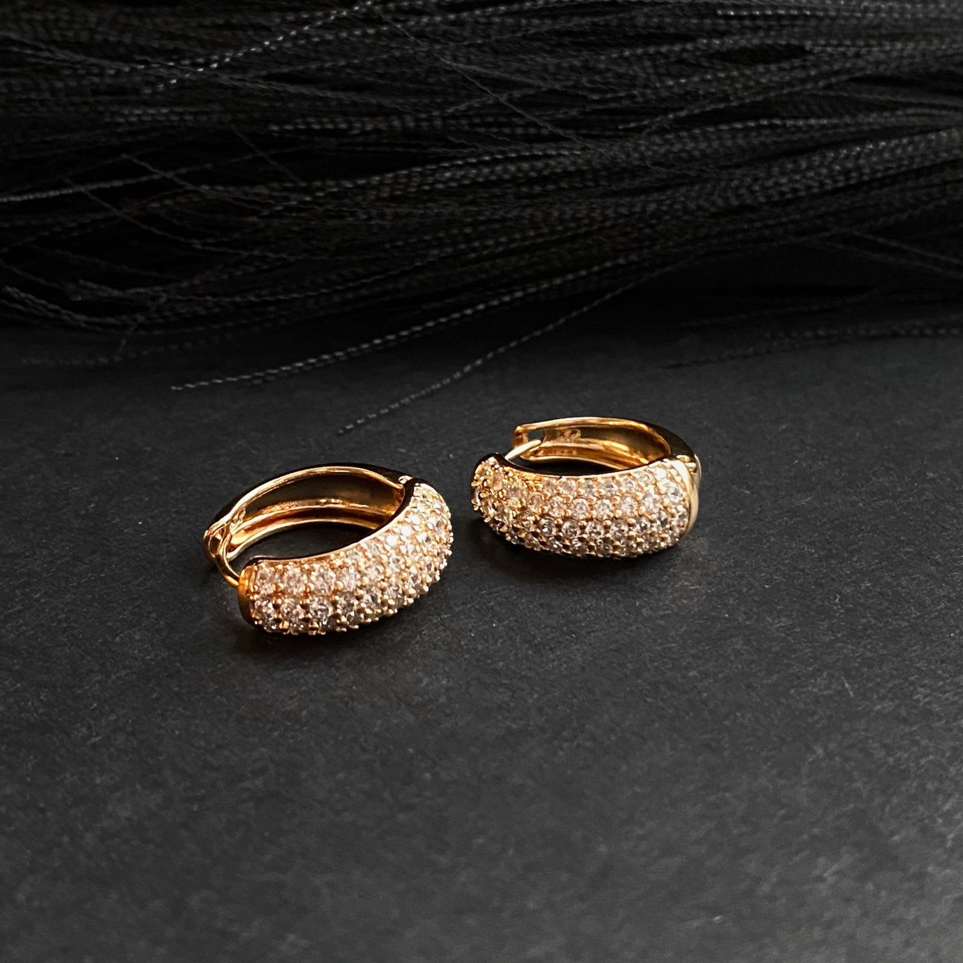  - Luxe Curve – Mirdzošie riņķīšu auskari - 3