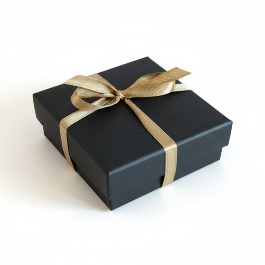 Luxury Black Gift Box – Melna dāvanu kastīte ar zelta lenti – apzeltītas rotaslietas | Tavas Rotas