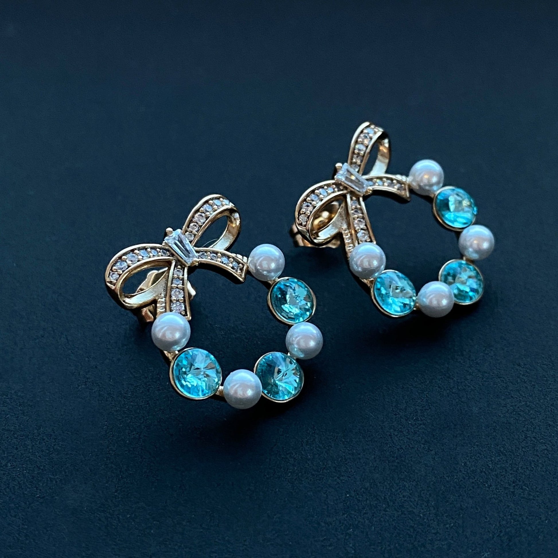 Nagliņu auskari ar bantīti un ziliem kristāliem - 18k - apzeltita - rotas