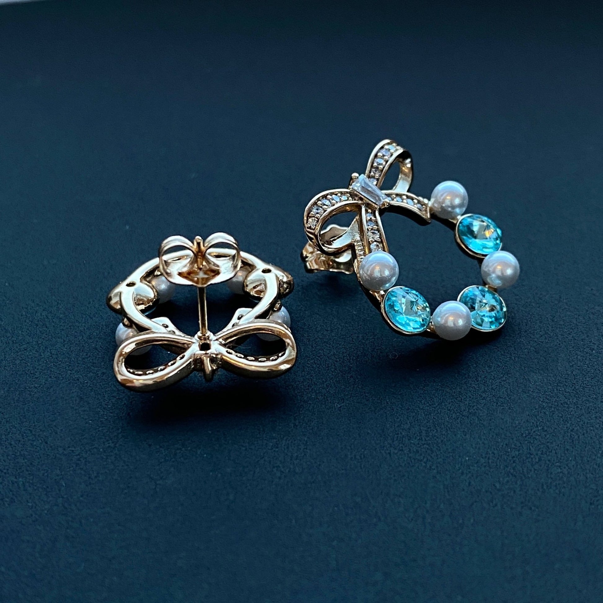 Nagliņu auskari ar bantīti un ziliem kristāliem - 18k - apzeltita - rotas