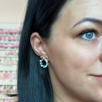 Nagliņu auskari ar bantīti un ziliem kristāliem - 18k - apzeltita - rotas