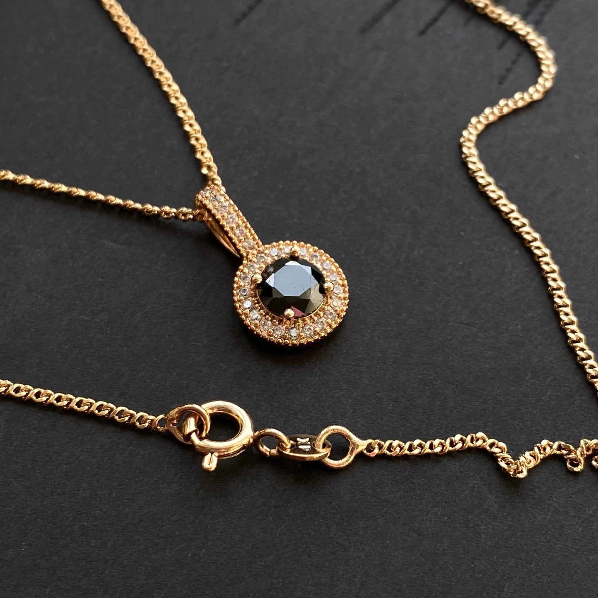  - Noir Halo – Melna kristāla kaklarota ar mirdzošu ietvaru - 4