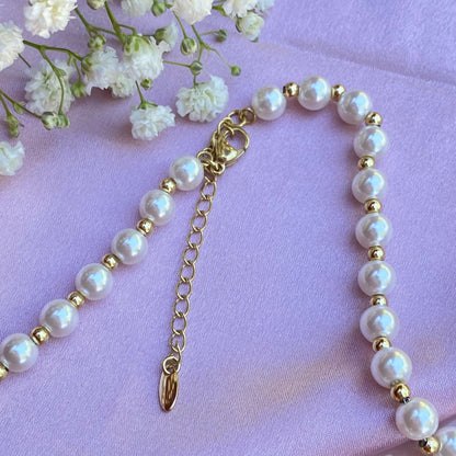Pērļu elegance – apzeltīta kaklarota ar pērlēm