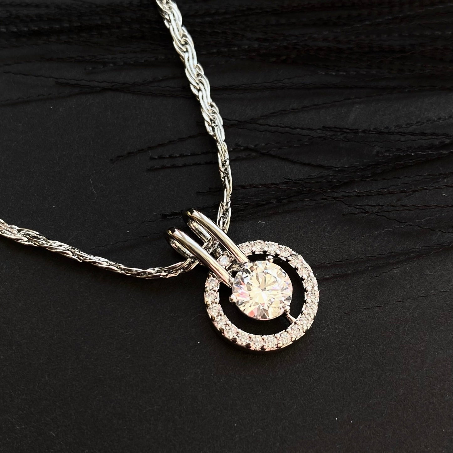  - Radiant Circle – Kaklarota ar mirdzošu apaļu kristālu - 3