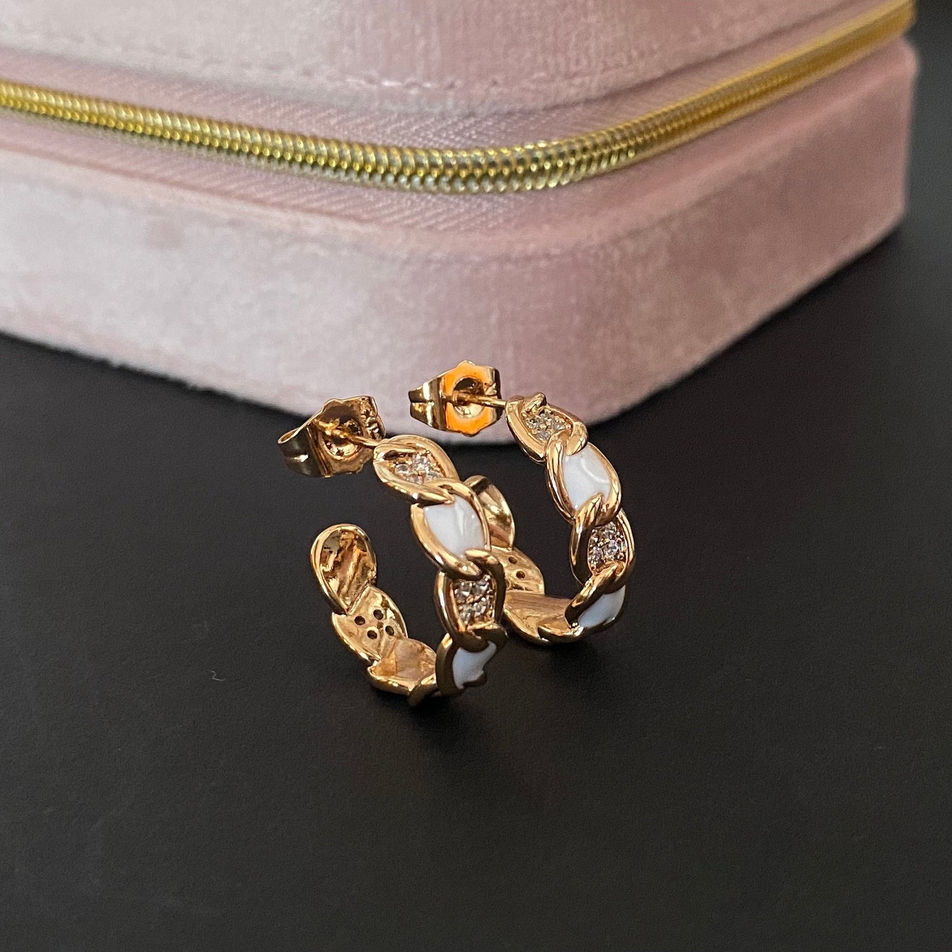 White Spark – Apzeltīti auskari ar baltu akcentu – apzeltītas rotaslietas | Tavas Rotas