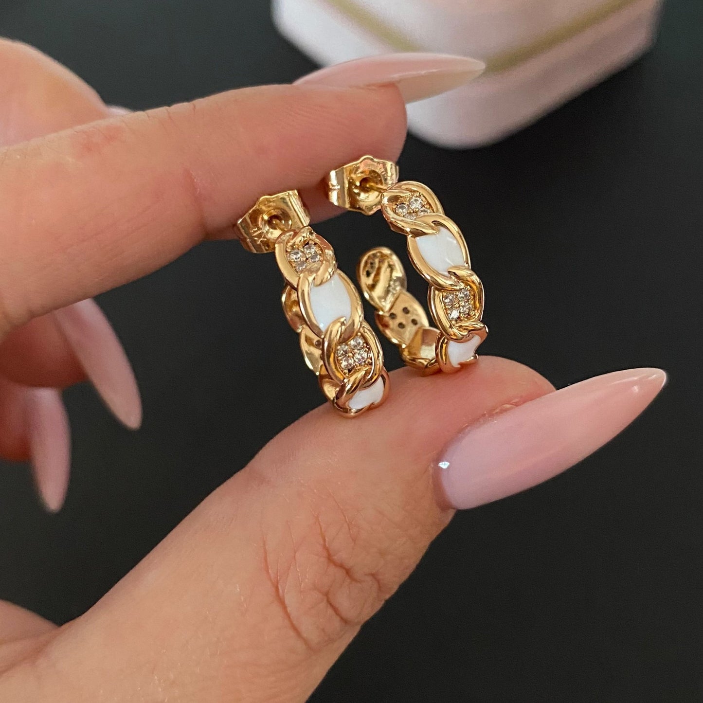 White Spark – Apzeltīti auskari ar baltu akcentu – apzeltītas rotaslietas | Tavas Rotas